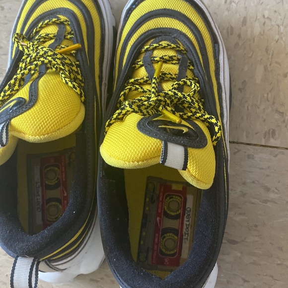 These are some men Nike air max. They are a size 10.5 - Picture 5 of 8